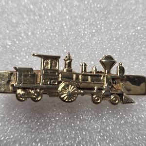 GOLD TONE TRAIN ENGINE TIE CLIP-SIGNED HICKOK